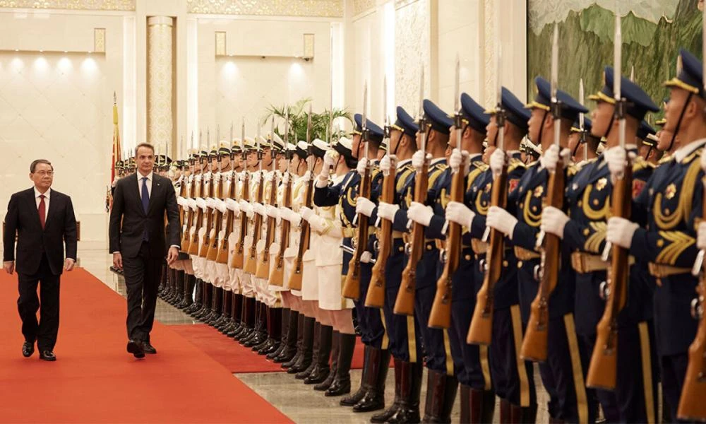 Σε θερμό κλίμα η συνάντηση Μητσοτάκη - Λι Τσιανγκ στο Πεκίνο: Τι συμφωνίες υπογράφηκαν